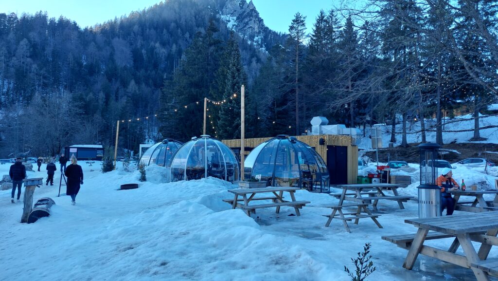 Jezero Jasna kraj Kranjske Gore, obala zaleđenog jezera Jasna