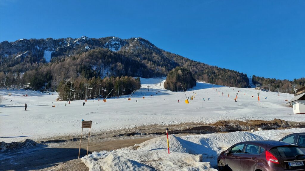 Kranjska-Gora - pogled na skijalište s parkinga uz skijalište