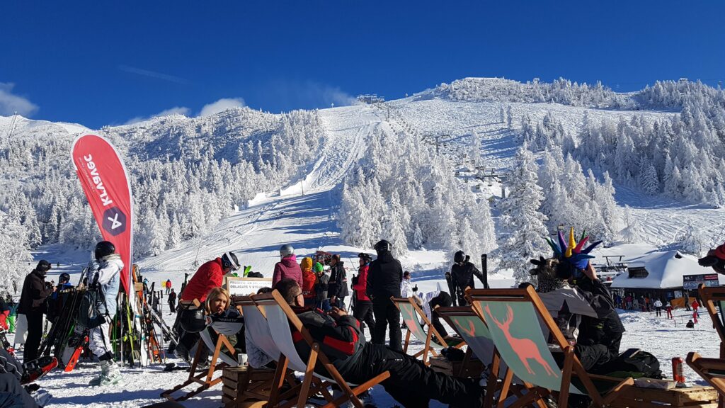 Krvavec - Pogled s Plaže na crne staze i dvosjed njivice