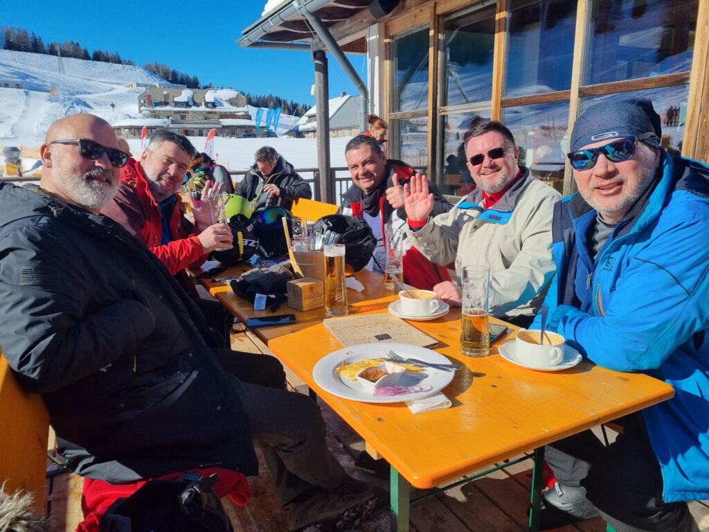 Nassfeld, skijaši jedu na vanjskoj terasi restorana uz stazu