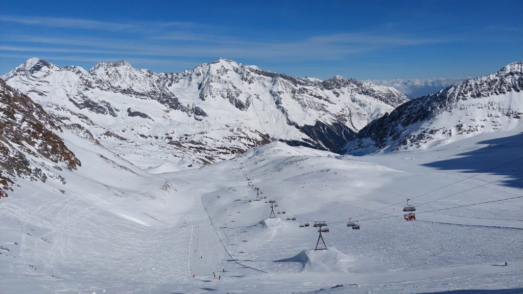 Stubai Gletscher - panoramski pogled na ski staze i okolne planinske vrhove