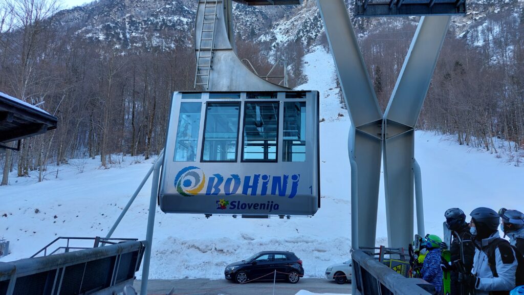 Vogel - kabinska žičara (gondola) koja skijaše podiže na vrh Vogela.