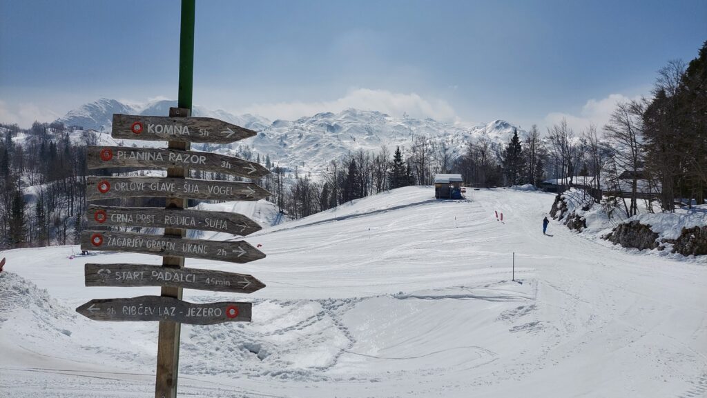 Skijalište Vogel - drvene oznake na stazi