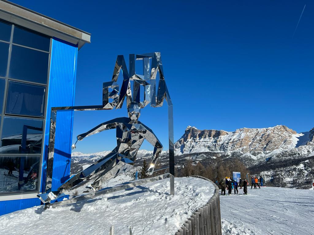 Alta Badia skijanje - skulptura skijaša na početku legendarne staze Gran Risa