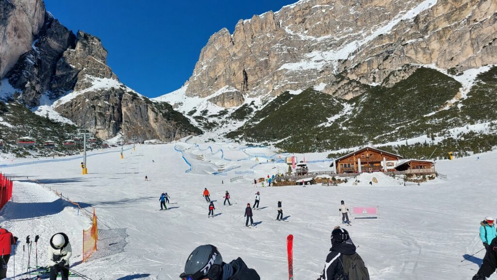 Alta Badia - Dolina Stela Alpina / Dolina Edelweiss prekrivena snijegom i sa puno skijaša na stazi.
