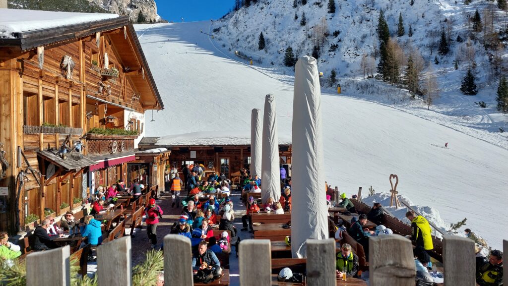 Alta Badia, restoran Edelweiss - pogled s terase restorana na crnu ski stazu Col Pradat.