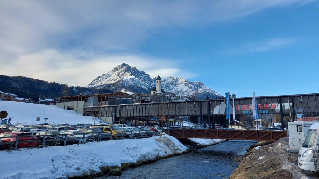 Drei Zinnen Vierschach - pogled na parking koji se nalazi uz željezničku postaju gdje staje vlak Pustertal Express