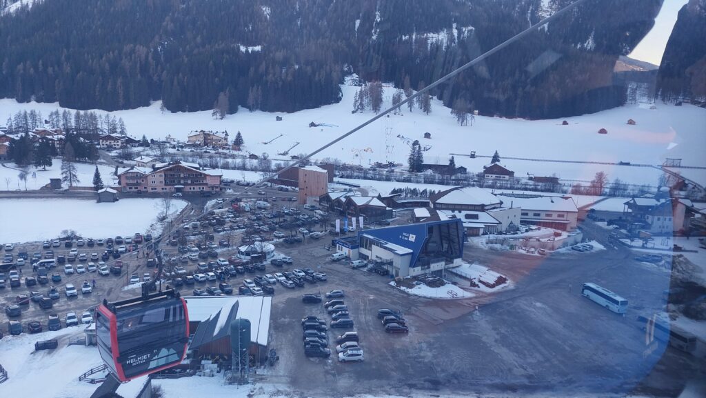 Parking u Sextenu od kuda kreće gondola HelmJet.