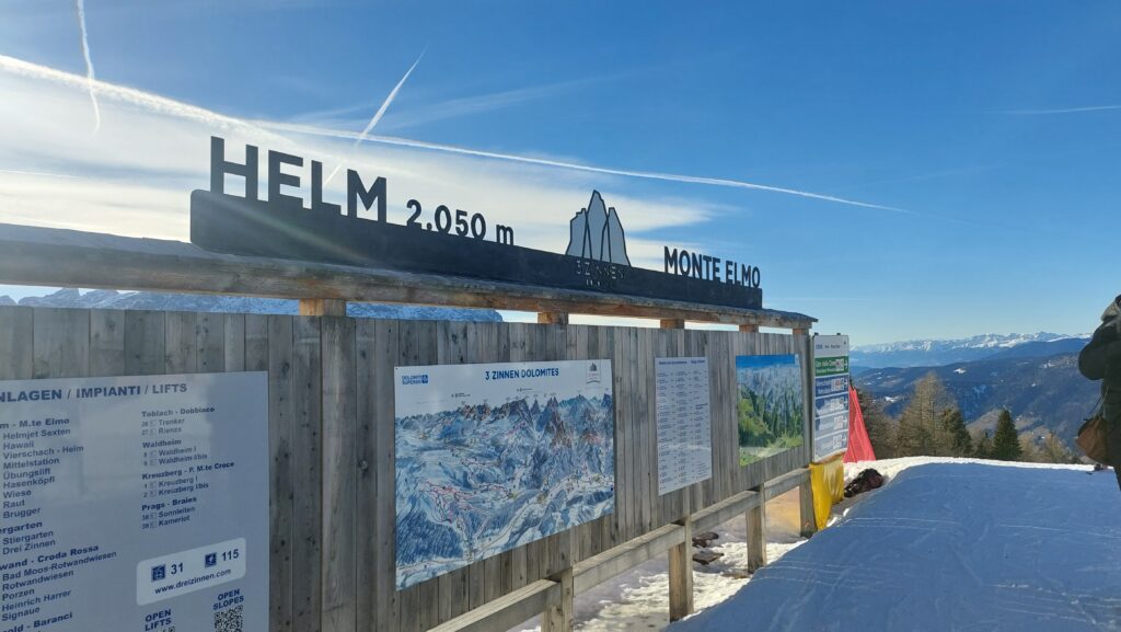 Helm - Monte Elmo - jedan od planinskih vrhova na 3 Zinnen s oznakama na ski stazi