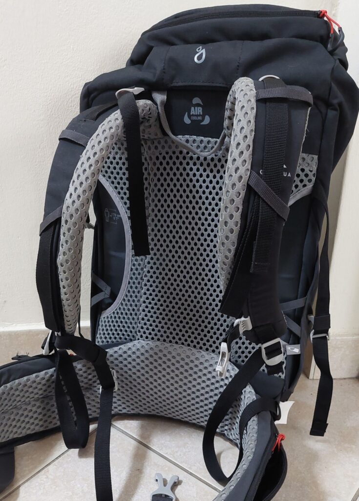 Planinarski ruksak s ergonomski dizajniranom leđnom podlogom, podesivim naramenicama i struknim remenom